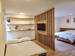 ボゴタにあるCerca a La Candelaria, Bogotá, moderno con parqueaderoのベッド2台とテレビがあるホテルの部屋
