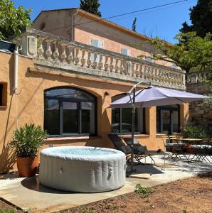 エクス・アン・プロヴァンスにあるAix-en-Provence, Cosy studio au calme de la campagne avec Spa et Climの大型タイヤ付き