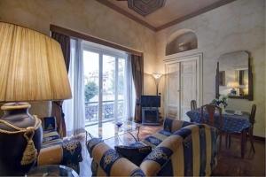ein Wohnzimmer mit einem Sofa und einem Tisch in der Unterkunft Parione Suite Piazza Navona in Rom