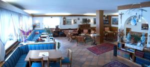 A seating area at Liz Hotel & Apartments