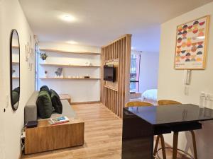 ボゴタにあるCerca a La Candelaria, Bogotá, moderno con parqueaderoのデスクと部屋付きの小さなアパートメントです。