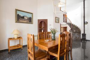 Cabot Villa Can Borras في بورت دي بوينسا: غرفة طعام مع طاولة وكراسي خشبية