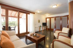 Cabot Villa Can Borras في بورت دي بوينسا: غرفة معيشة مع كنب وطاولة قهوة