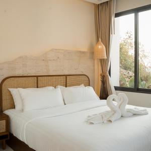 Postel nebo postele na pokoji v ubytování ENNKAI Beachfront Resort Koh Larn