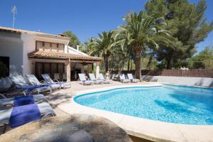 - une piscine avec des chaises et une maison dans l'établissement Cabot Villa Can Borras, à Port de Pollença