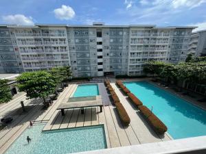 Πισίνα στο ή κοντά στο 1BR Condo with Pool, Netflix, Karaoke, Toiletries by TDP Staycation