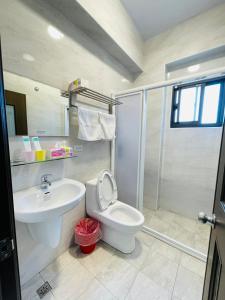 un bagno con lavandino, wc e doccia di Penghu Happy House a Magong