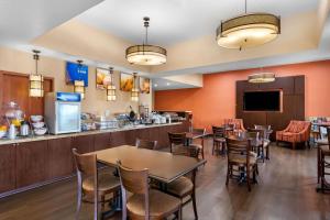Restoran atau tempat lain untuk makan di Comfort Suites