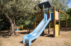 een speeltuin met een blauwe glijbaan in een park bij Blucamp in Campiglia Marittima