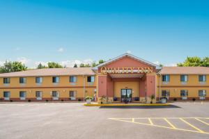 an empty parking lot in front of a hotel at Quality Inn O'Fallon IL - St Louis in O'Fallon