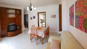 un soggiorno con tavolo e una sala da pranzo di Casa Anna & Bruna a Marina di Ragusa