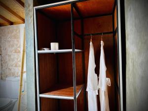 a book shelf in a bathroom with a towel at Mamar Property in Penginyahan