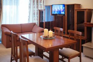 TV a/nebo společenská místnost v ubytování Ignatia Hotel