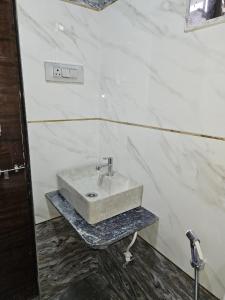 a bathroom with a sink on a marble wall at Nana's Farm and Resort in Jāmb +19 photos