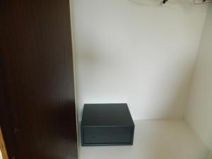 een zwarte doos in de hoek van een kamer bij Studio Romantica in Laganas