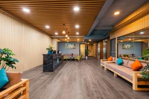 um átrio de escritório com sofás e uma mesa em G8 Riverside Hotel Saigon em Cidade de Ho Chi Minh mais 23 fotografias