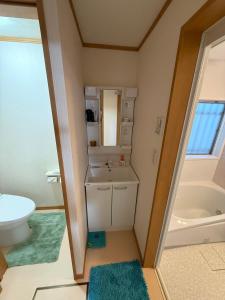 Uma casa de banho em 西軽井沢小木屋