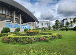 Κήπος έξω από το Popular Muang Thong Condo,Building 5