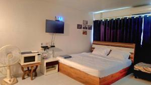 Μια τηλεόραση ή/και κέντρο ψυχαγωγίας στο Popular Muang Thong Condo,Building 5