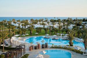 Una vista aérea de un complejo turístico con piscina. en The Mirage Resort & SPA, en Hammamet