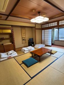 una camera con tavolo e una camera con finestre di 川端屋　kawabataya a Minamiechizen