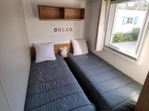 レージュ・キャップ・フェレにあるLa cabane oceaneの窓のある小さな部屋にベッドが2つある