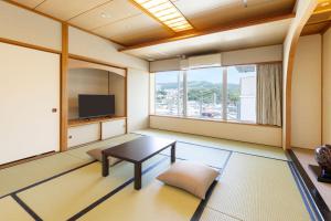 Televiisor ja/või meelelahutuskeskus majutusasutuses Ooedo Onsen Monogatari Premium Ito Hotel New Okabe