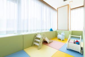 Voodi või voodid majutusasutuse Ooedo Onsen Monogatari Premium Ito Hotel New Okabe toas