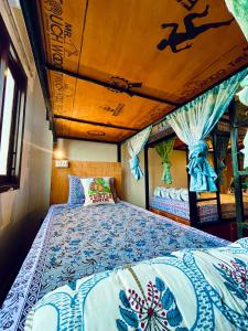 乌代浦Turtle Hostel Udaipur的船上的卧室,里面设有床铺