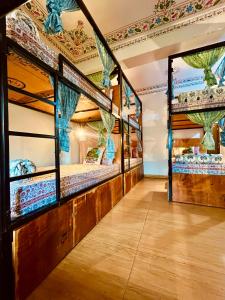 乌代浦Turtle Hostel Udaipur的有四张双层床的房间