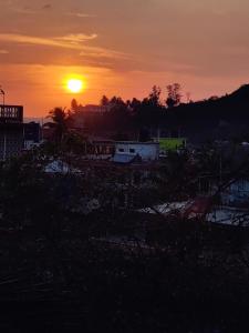 un tramonto con il tramonto sullo sfondo di Hotel protocol by the sea a Baga
