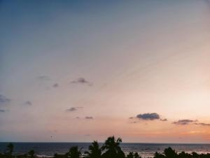 vista sull'oceano al tramonto di Hotel protocol by the sea a Baga