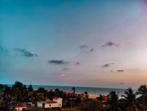 vista sulla spiaggia al tramonto di Hotel protocol by the sea a Baga