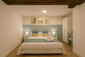 a bedroom with a large bed and two lamps at Ciudad Rodrigo Centro VuT in Ciudad-Rodrigo