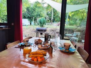CellefrouinにあるLa Maison des Forges, ancienne grange charentaise transformée en habitation atypique en lisière de forêt pour 10 personnes maximumのギャラリーの写真 +26枚の写真