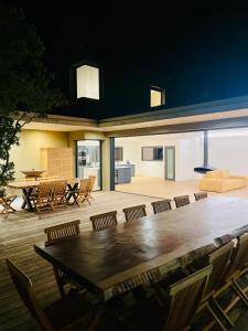 un ampio patio con tavolo e sedie di Villa Toussaint a Pianottoli-Caldarello