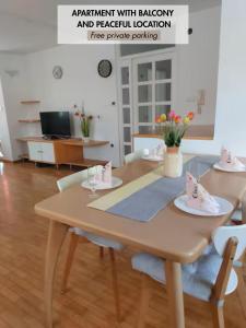 NadgoricaApartments Sina的配有木桌椅的餐厅