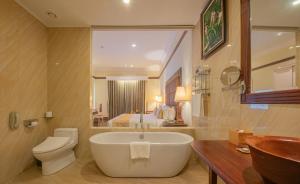 ein Badezimmer mit Badewanne, Toilette und Waschbecken in der Unterkunft Sokha Siem Reap Resort & Convention Center in Siem Reap + 42 Fotos