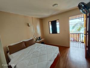 ein Schlafzimmer mit großem Bett und Fenster in der Unterkunft Coral Beach Loft-Simply Stay in Tioman Island + 18 Fotos
