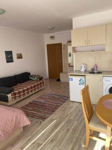 una sala de estar con un sofá y una mesa en Sunny Byala, en Byala