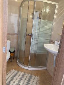 un baño con ducha y lavabo en Sunny Byala, en Byala