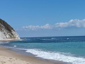 una playa con el océano y las montañas en el fondo en Sunny Byala, en Byala