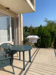 patio con mesa y parrilla en el balcón en Sunny Byala, en Byala
