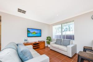 TV a/nebo společenská místnost v ubytování Beauty And the Beach Coastal Comfort at its best.