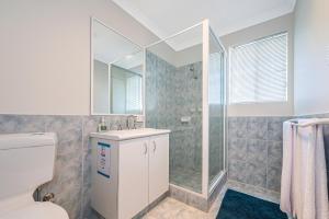 Koupelna v ubytování Beauty And the Beach Coastal Comfort at its best. + 20 fotografií