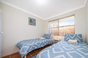 Postel nebo postele na pokoji v ubytování Beauty And the Beach Coastal Comfort at its best.