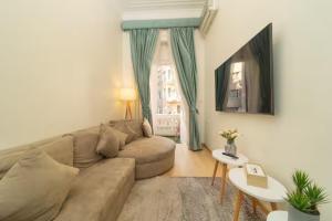 una sala de estar con un sofá y una mesa en 2BR Downtown Alia Khan, Fully equipped Gem, en El Cairo