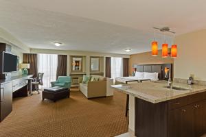 una camera d'albergo con cucina e soggiorno di Holiday Inn Miami International Airport by IHG a Miami