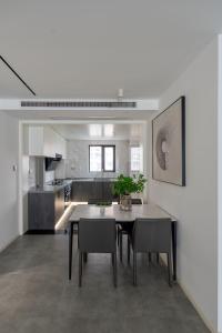 Kuchyň nebo kuchyňský kout v ubytování Urban Hub Superior Suite 2 bedrooms Central location close to commercial district