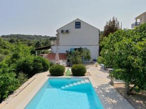 塞尔察Casa Katrida的房屋前游泳池的图像